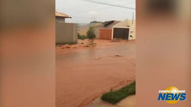 “Bacia” feita pela Prefeitura transborda e enxurrada inunda rua em bairro