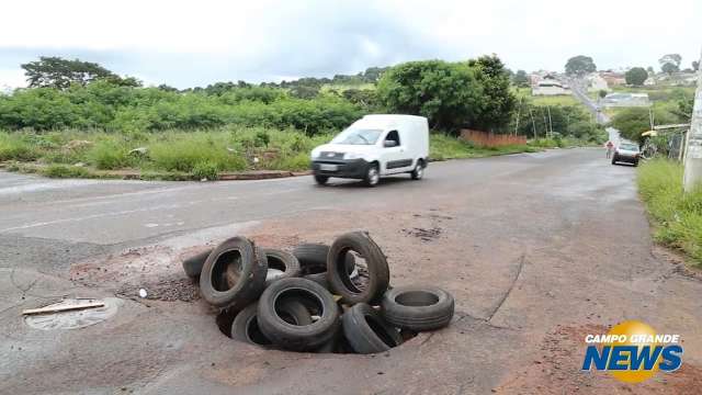 Moradores tapam buraco com pneus, que se transformam em criadouro de mosquito