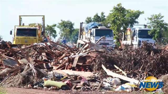 Caçambeiros descartam entulho em área clandestina