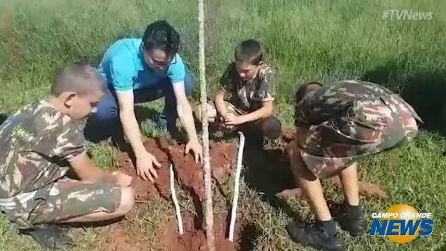 Dia da Água: crianças plantam mudas em torno da Lagoa Itatiaia