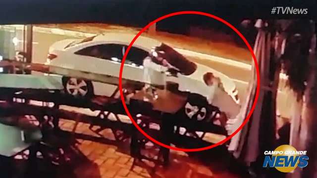 Video mostra momento em que empresário é baleado em frente a cachaçaria