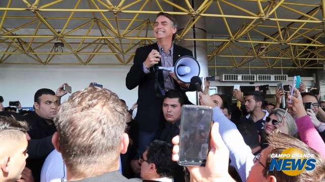 Bolsonaro prega fuzil contra MST e diz para Dilma casar com Fidel Castro