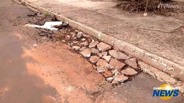 Na Vila Jacy, morador improvisa &#34;tapa-buraco&#34; e usa entulho em rua esburacada