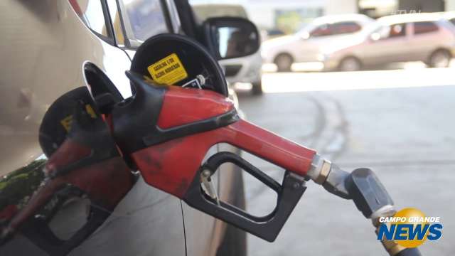 Preço da gasolina oscila, mas ainda se mantém perto dos R$ 4