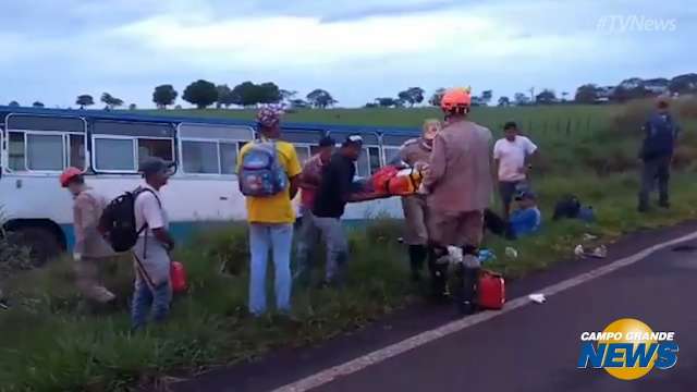 Pneu fura e ônibus com trabalhadores rurais sofre acidente na BR-276