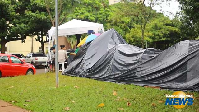 Debaixo de lona, concursados estão há 8 dias acampados na prefeitura