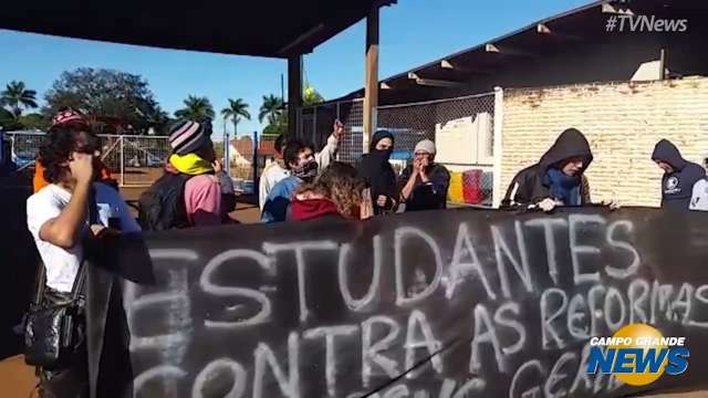 Motoristas de transporte coletivo cruzam os braços nesta manhã