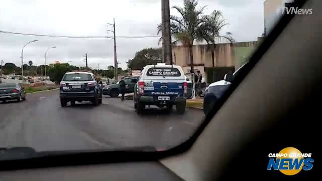 Carro sobe calçada e bate em poste na Av. Ernesto Geisel