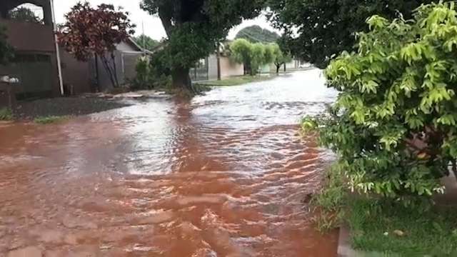 Chuva alaga avenida no Jardim Imá