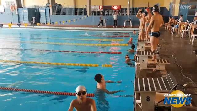 Circuito de natação reúne crianças e adolescentes