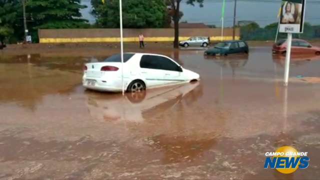 Enxurrada arrasta dezenas de carros na Avenida gunter Hans