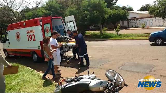 Mulher invade pista e fere motociclista em acidente onde ninguém tinha carteira