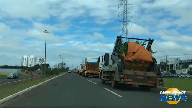 Em protesto, caçambeiros seguem rumo à prefeitura