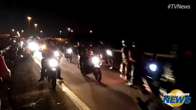 Tráfego de veículos é liberado parcialmente após 4h30 de protesto no anel viário