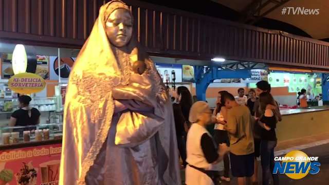 Rosimeire encanta na Feira Central como estátua viva delicada