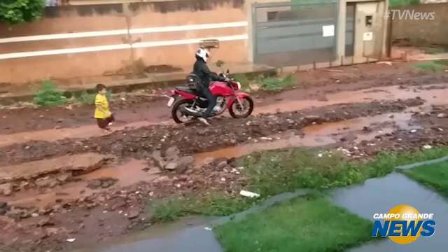 Rua vira pista de rally em dias de chuva e exige habilidade de motoristas