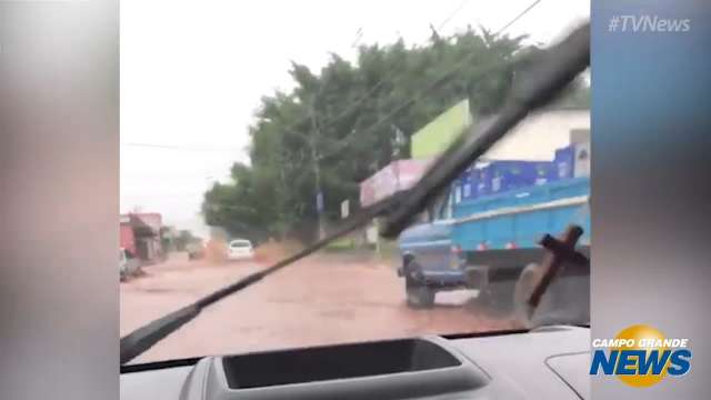 Temporal no fim de semana alaga rua no Nova Lima