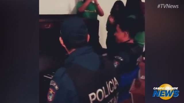 PM troca abordagem policial por piano para ganhar confiança de alunos