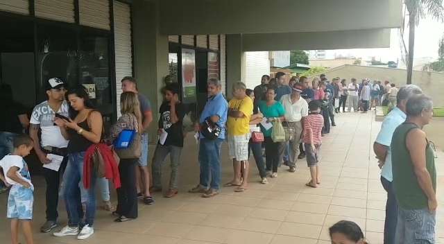 Posto do TRE amanhece com fila quilométrica para cadastramento