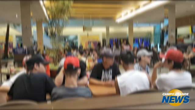 Buscando diversão, gurizada ainda vem de longe para dar rolezinho no shopping