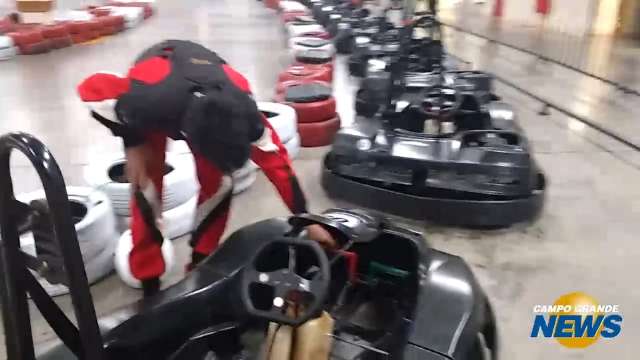 Piloto mostra parte técnica e equipe testa o kart