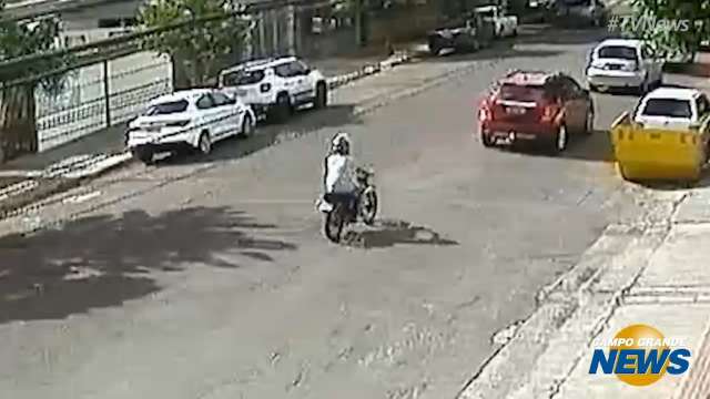 Câmera flagra momento em que ladrão furta motocicleta