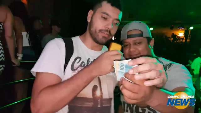 Primeiro no funk ostentação, Mc Lon canta na cidade e galera gasta sem dó