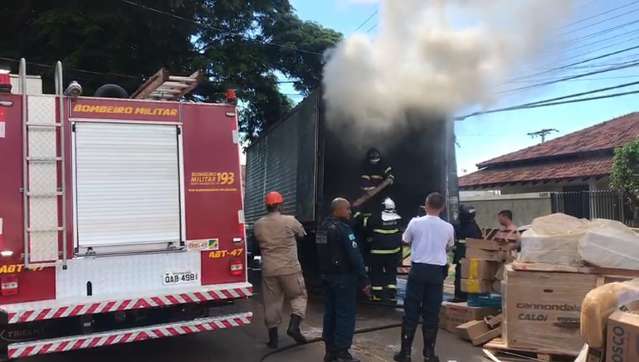 Mercadoria em caminhão pega fogo e bloqueia Rua Rodolfo José Pinho