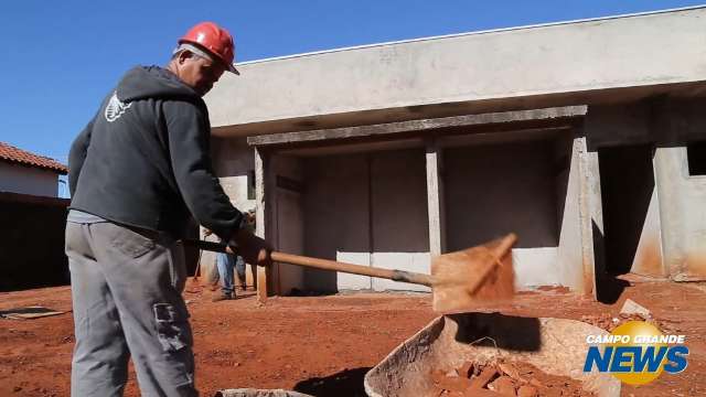 Com retomada de obras, população fala em melhorias na saúde e educação