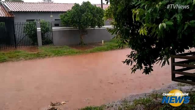 Chuva intensa durante esta tarde (17) alaga ruas no Nova Lima