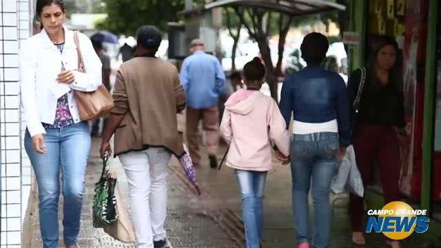 Bota, casaco e guarda-chuva no primeiro dia do verão