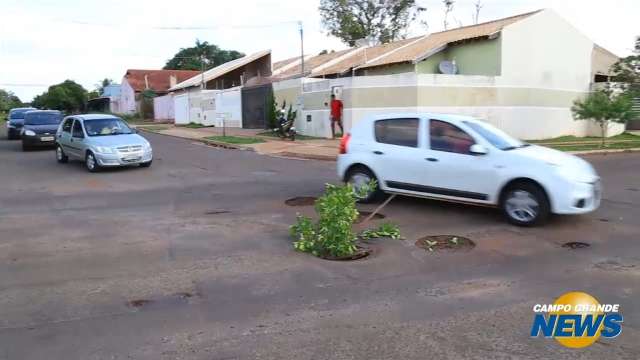 Contramão é a única rota em cruzamento esburacado