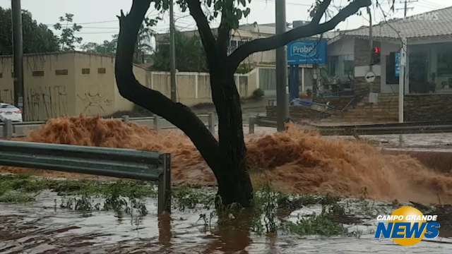 Enxurrada forte faz Córrego Segredo transbordar na Avenida Ernesto Geisel