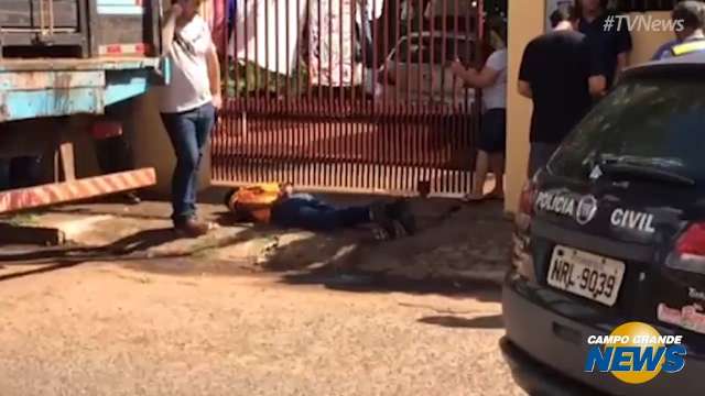 Vídeo mostra ladrão rendido por moradores após tentar roubar mototaxista