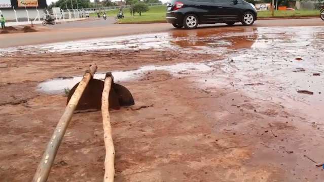 Após chuva, prefeitura faz limpeza e empresas contabilizam prejuízos