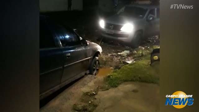 Moradores do Jardim Los Angeles se ajudam para retirar carro de buraco