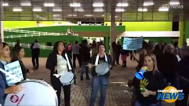 Manifestantes protestam após ministro abandonar inauguração de escola