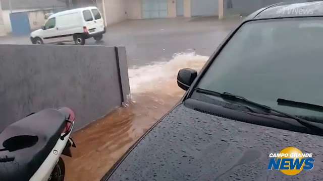 Chuva alaga calçada de comércio em dez minutos na Avenida Salgado Filho