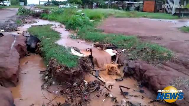 No Noroeste, chuva transforma rua em rio com três &#34;cachoeiras&#34;