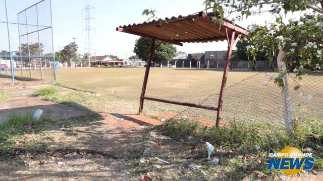 Com tanta praça abandonada, exemplo vem da comunidade