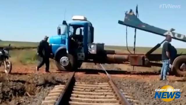 Com caminhão guincho, protestantes bloqueiam passagem de trem em MS