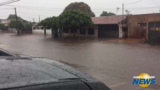 Chuva alaga rua Tupiniquins no Jardim Leblon