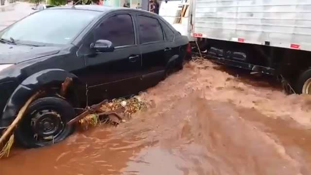 Chuva rápida alaga ruas de Ivinhema