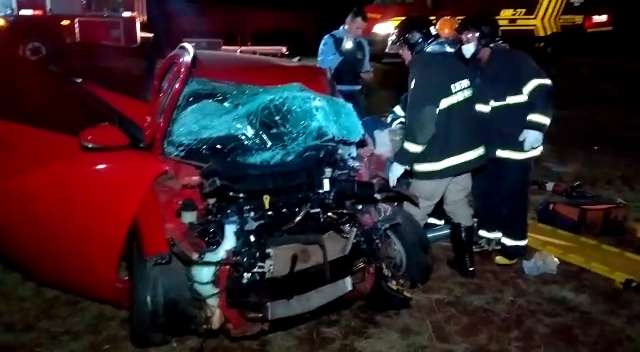 Acidente em rodovia envolve carro, dois caminhões e ônibus