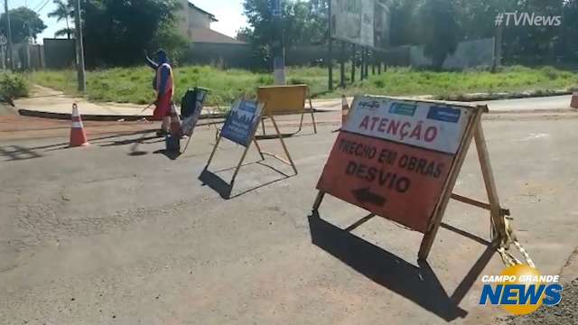 Interditada: obras bloqueiam tráfego em rua do Parque dos Poderes