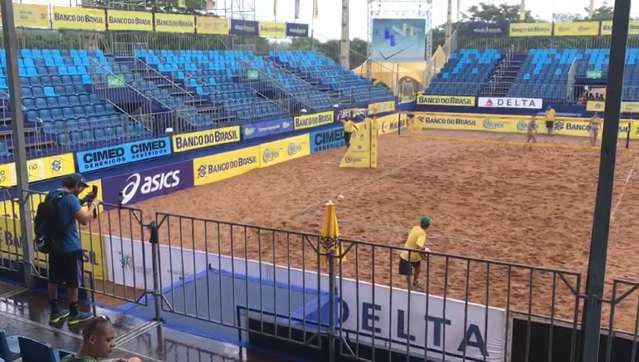 Mesmo com chuva, Open de Vôlei segue no Parque das Nações