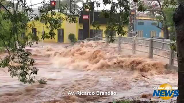 Para todo lado, córregos transbordam e enxurrada toma conta de ruas