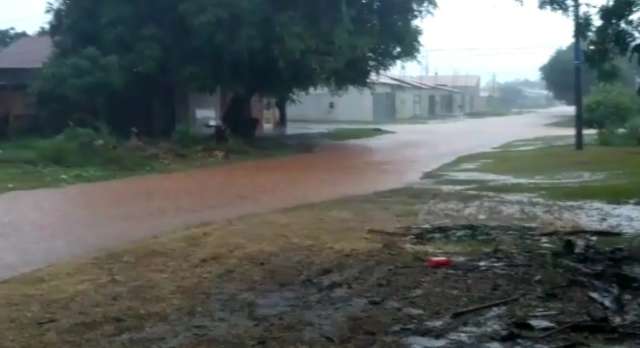 Rua vira rio na região do bairro Nova Campo Grande