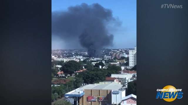 Incêndio de grandes proporções pode ser visto de toda a cidade; veja o vídeo