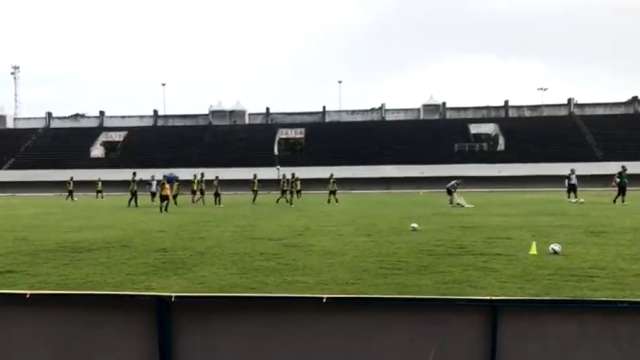 Antes de jogo contra Operário, Botafogo-PB treina em campo molhado no Morenão